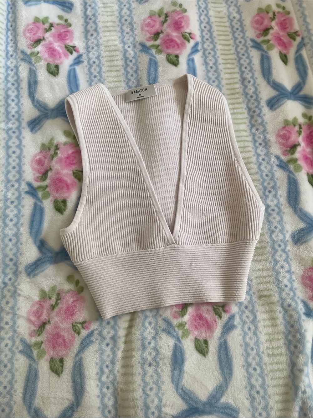 Aritzia Babaton Cream Ribbed V-Neck Cropped Tank